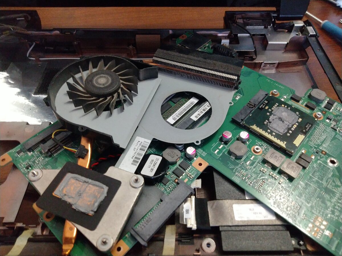 Требуется чистка от пыли и замена термопасты на процессоре