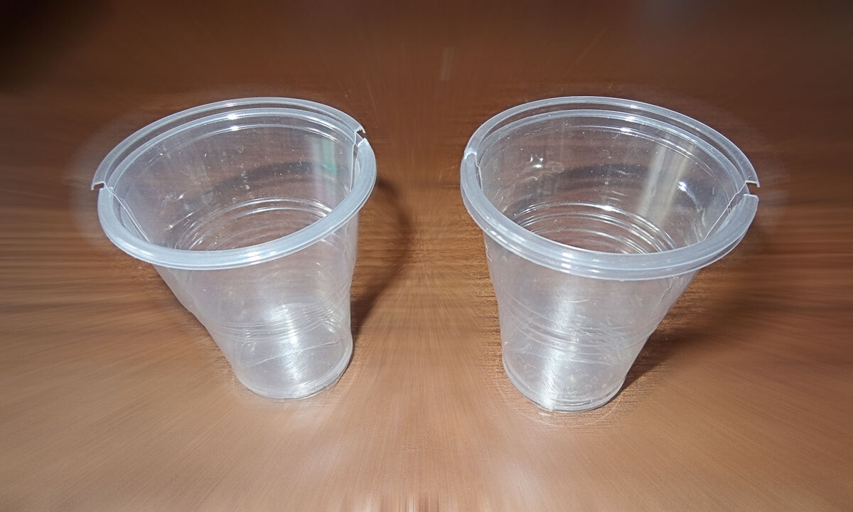 Разрезанный стаканчик вставлен внутрь целого