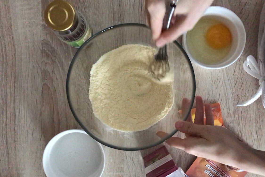 Кукурузная мука придаёт яркий и сочный оттенок блинам, а рисовая мука - легкость и воздушность