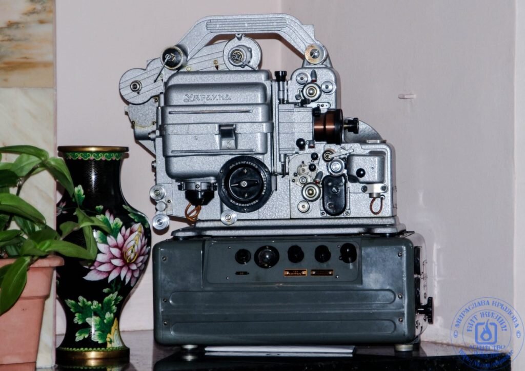 Такой аппарат показывал нам первые фильмы.