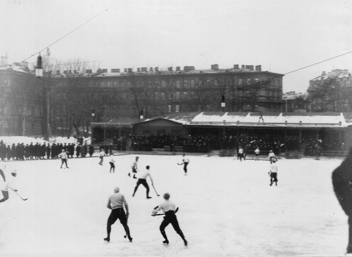 Команды хоккеистов г. Москвы и Петербурга у ворот Юсупова сада. 6 января 1913 года