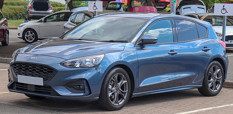 Автомобиль Ford Focus (голубой) - один из лучших семейных авто