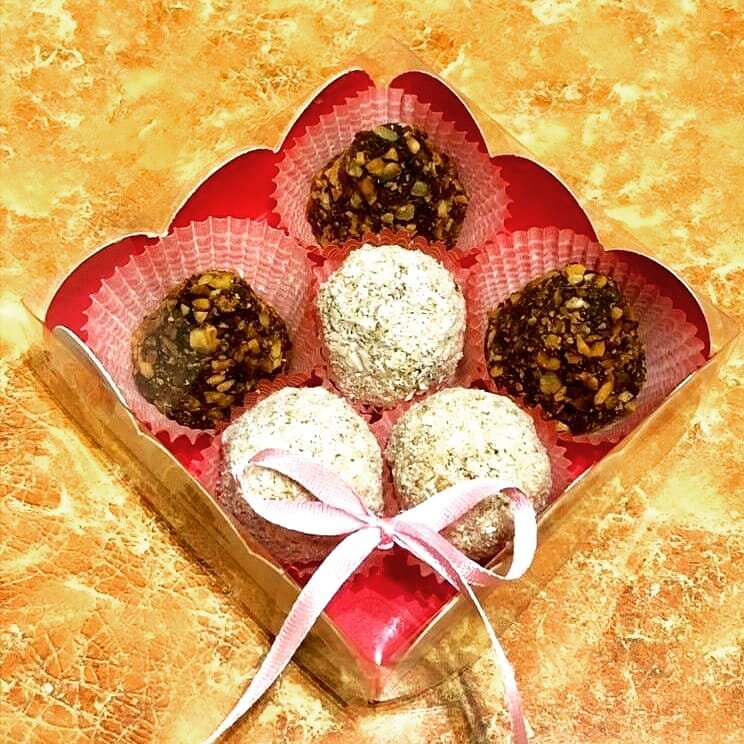   Ведь именно так думают многие!? ⠀
Всегда есть альтернатива!
⠀
И я нашла выход🤗
⠀
Наборы конфет ручной работы из натуральных компонентов в подарочной упаковке, бюджетно, ЛЕГКО👌
⠀
Мной проработана каждая деталь.
⠀
Контроль качества на каждом этапе.
⠀
Сладости без сахара порадуют любого сладкоежку.
⠀
Доступно каждому.
⠀
Состав:
-курага
-чернослив
-финики
-миндаль
-фундук
⠀
Готовлю только под заказ!
⠀
По вашему вкусу можно заказать конфеты одного вида или- или, или приобрести микс-стандарт, как на фото.
⠀
1.набор из 6 шт-200р.
2.набор из 9 шт-300р.
3.набор из 20 шт-600р.