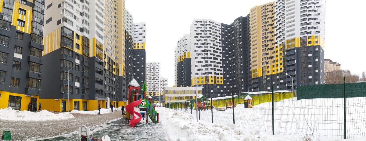 Детская площадка и садик. 