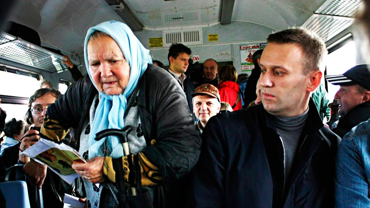 Навальный и пенсионерка в автобусе... Фото из открытых источников.