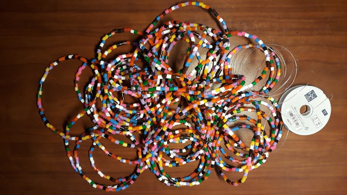 Почти 1850 бусины нанизаны на леску  длиной 8,5 метров