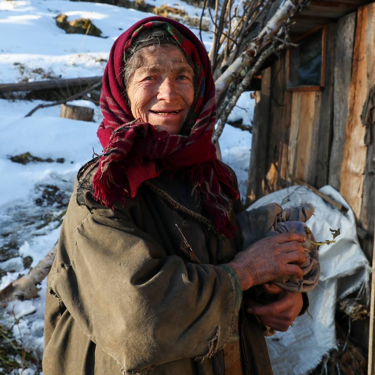 Бабушка которая живет в лесу. Бабушка Агафья Лыкова. Агафья Карповна Лыкова дом. Отшельница Агафья Лыкова. Бабушка отшельница Агафья Лыкова.