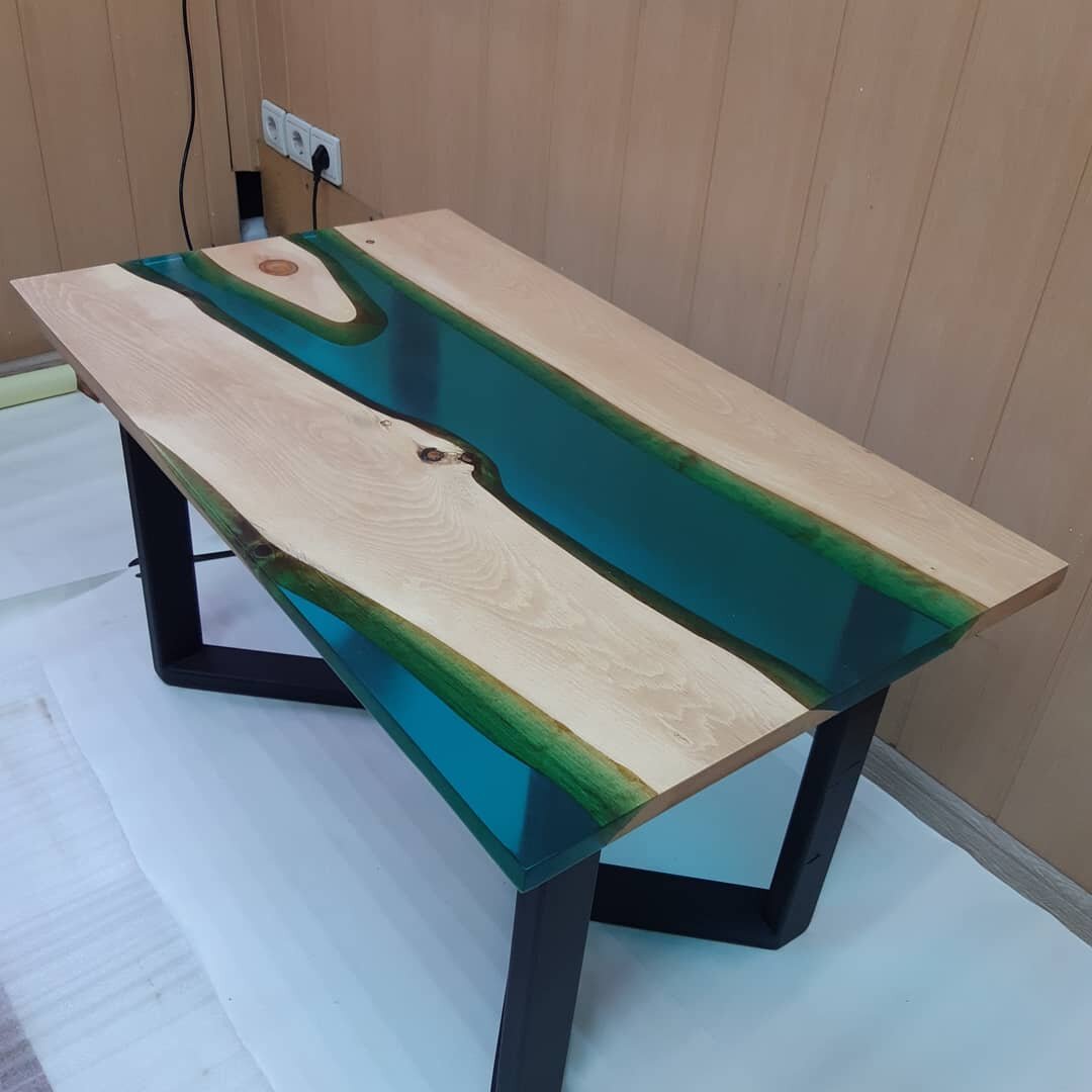 Журнальный стол из кедра.