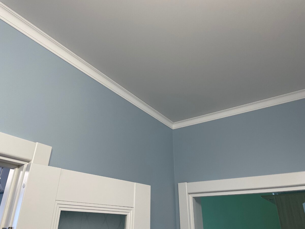 А так выглядит на натяжном потолке молдинг