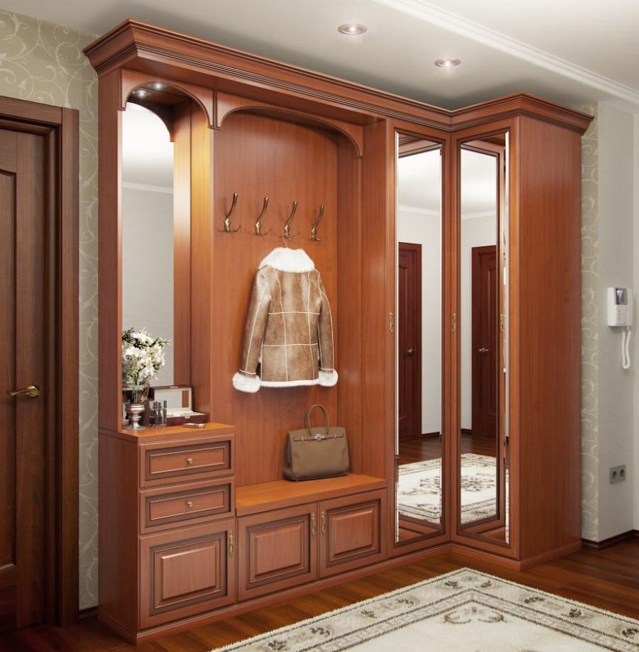 Угловой шкаф классического дизайна в интерьере прихожей комнаты.