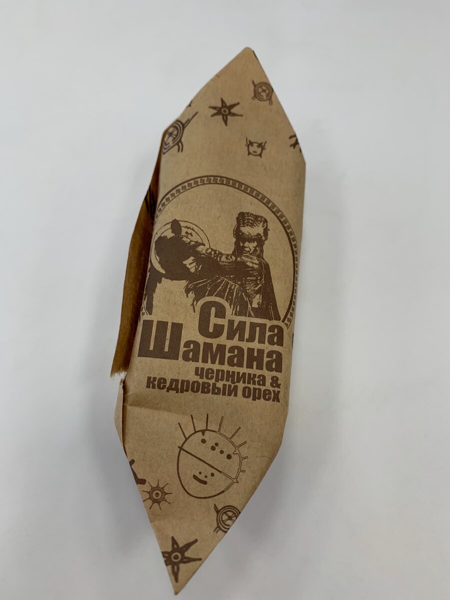 Конфета на самом деле большая, с ладонь ребёнка