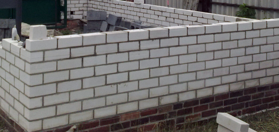 Дом из силикатного кирпича. Силикатный кирпич стена. Стены из силикатного кирпича. Кладка силикатного кирпича. Силикатный кирпич белый одинарный стк-2001.