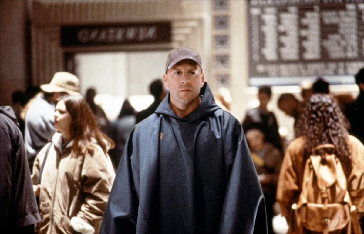 Кадр из фильма "Неуязвимый" 