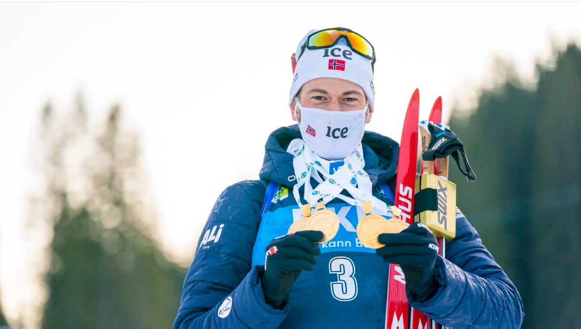 Стурла Холм Легрейд с четырьмя завоеванными золотыми медалями ЧМ-2021 в Поклюке
Источник фото: официальный сайт IBU (https://www.biathlonworld.com/)
