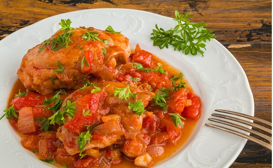 Курица в томатном соусе. Тушеная курица. Птица тушеная в соусе. Курица тушеная в томатном соусе. Птица тушеная с овощами