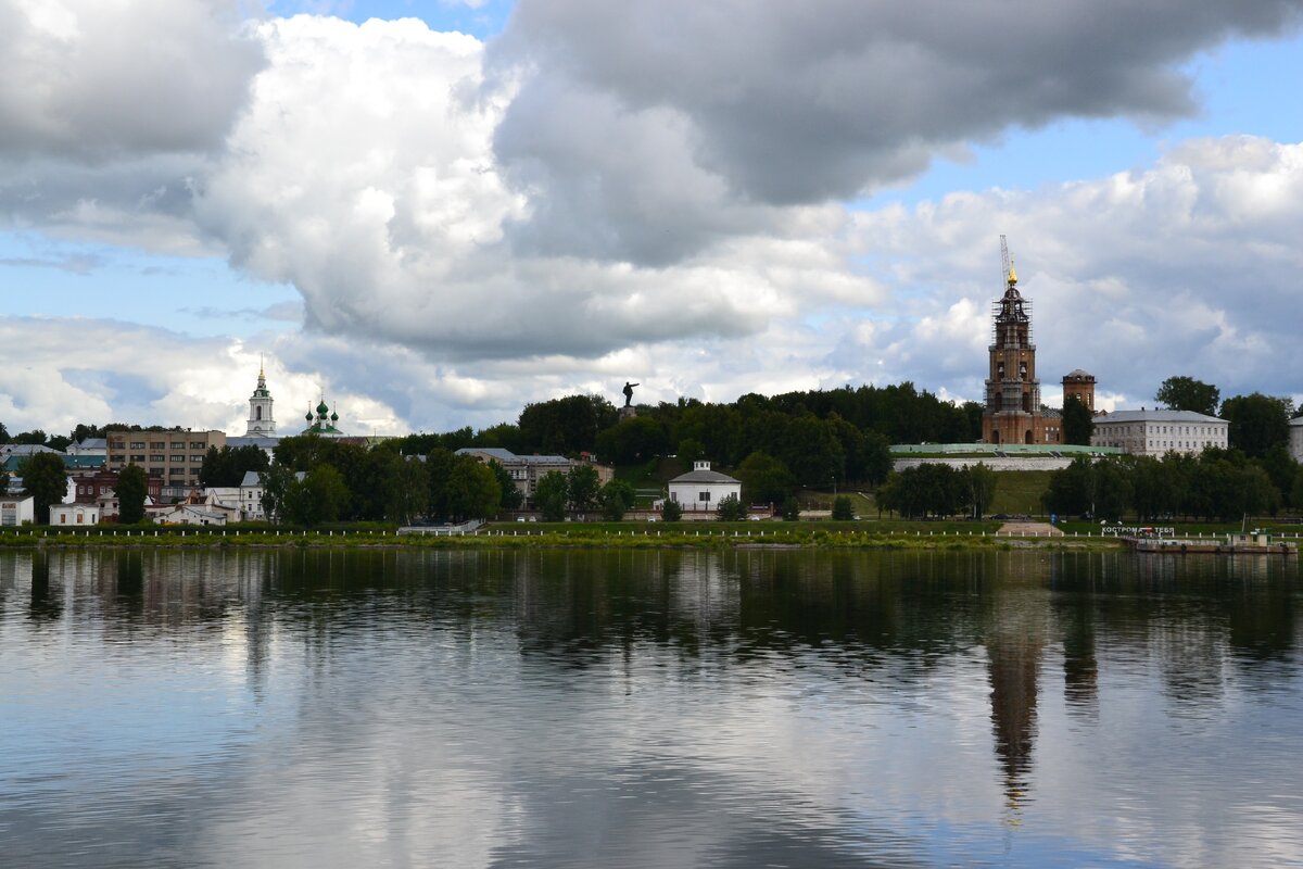 Такие виды открываются туристам, которые прибывают в Кострому на теплоходах