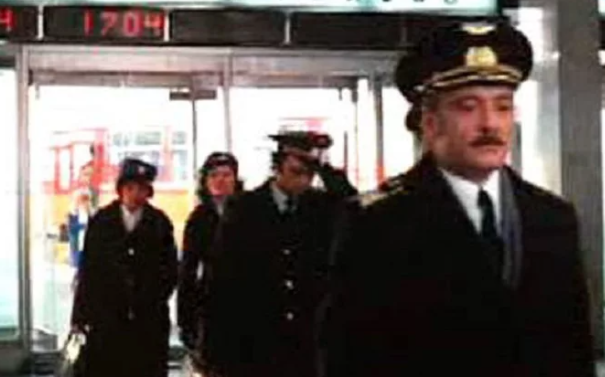 Режиссер в образе капитана в к/ф "Мимино". Фото: кадр из фильма