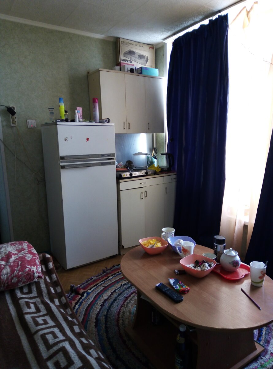 При наличии шкафов и косметического столика девушка не удосужилась поддерживать элементарный порядок.