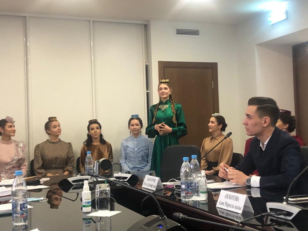 Бу атнада, шимбә көнне, «Татар кызы» бәйгесенә нәтиҗәләр ясалачак. Татарстан районнарында зональ этапларны, Казанда сайлап алу турын һәм ярымфиналны үтеп, 200 кыздан конкурс финалына 12 кыз чыкты. 
Аларны оештыручылар, яратып, «алтын бөртекләр» дип йөртә. Каршы да килеп булмый, чөнки финалга чыккан һәр кыз татар тарихы, мәдәнияте, гомумән, милләте өчен алтындай кадерле, җиңүгә лаеклы.

«Татар кызы» – ул ике сәгатьлек чара гына түгел, бу бер ай дәвамында барган белем бирү һәм мәдәни программа. Быел тарихи интенсивка зур басым ясадык, шулай ук аерым бөек татар кызлары язмышларына да тукталдык. Төп яңалык – нәсел өйрәнү. Кызлар, районнарына кайтып, әби-бабайлары белән аралашып, үзләренең нәсел җепләрен яңарттылар», – дип сөйләде Халыкара «Татар кызы» бәйгесе дирекциясенең башкарма директоры Гүзәлия Гыйниятуллина.

Финалда кызлар үзләрен төрле яктан күрсәтә алачак, моны бәйге режиссёры аеруча ассызыклады.

«Зәңгәр шәл» әсәре буенча музыкаль номер әзерлибез. Кызлар анда бии, җырлый, шигырь дә сөйли, әйтемнәр дә әйтә, һәм инде, әлбәттә, актрлык осталыкларын да күрсәтерләр. Конкурсантларны төрле яктан ачу мөһим. Без аларны эсседән салкынга ташларга тырышабыз, чөнки гадәттән тыш хәлләрдә кеше тизрәк ачыла башлый», – дип уртаклашты «Татар кызы» бәйгесе режиссёры, «Казан» бию ансамбле җитәкчесе Чулпан Закирова.

«Татар кызы» бәйгесе республика күләмендә инде алтынчы тапкыр уздырыла. Ә 6 мартта бәйге җиңүчесе һәм «Казан гүзәле» исемен алучы ике кыз, сентябрь аенда Үзбәкстанга барып, Халыкара «Татар кызы» бәйгесе ярымфиналында Татарстан данын яклаячак.

Лилия САДРЕТДИНОВА
