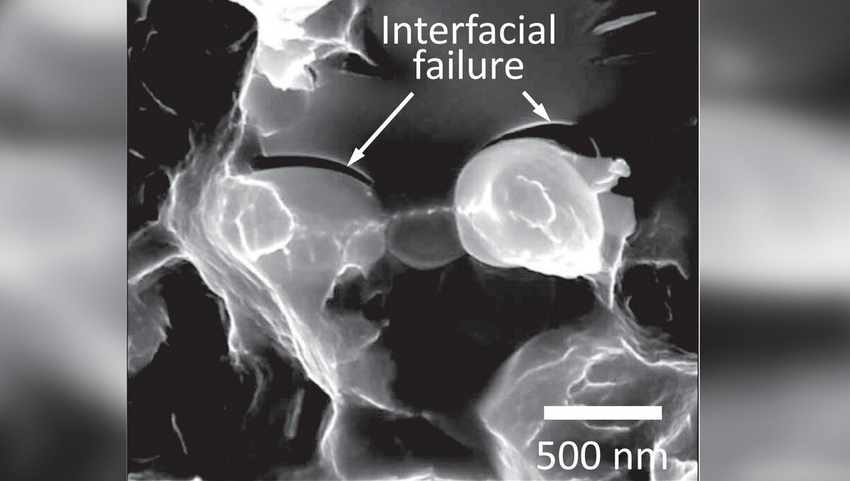 Фотография поверхности излома титана-магния после испытания на сжатие. Отчетливо видна деформация фаз по границам раздела. Фото: Scripta Materialia