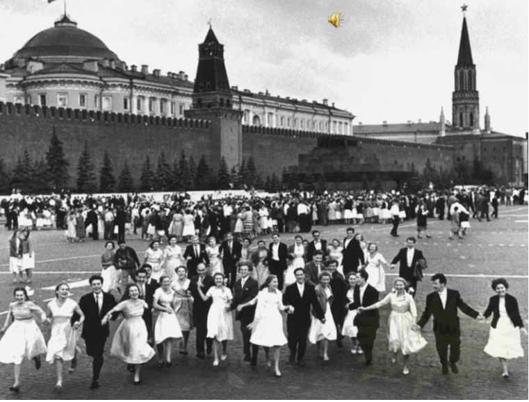 Как менялись школьные наряды выпускниц при СССР, фото от 40-х годов до наших дней