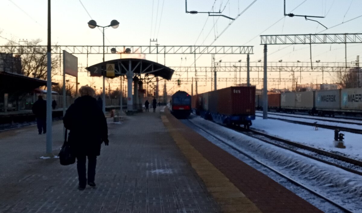 Мимо внезапно прошелестел АЧ. Еле успела заснять его. 