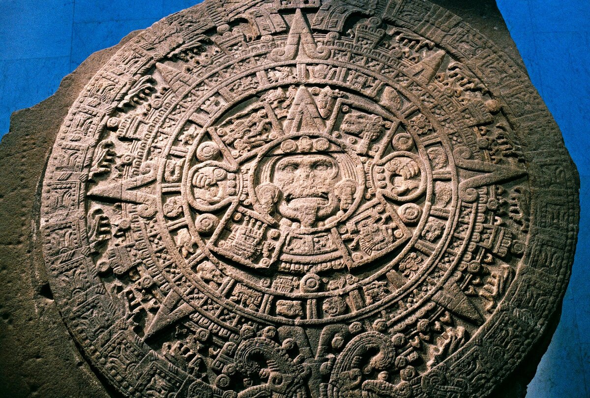 солнечный камень ацтеков. камень солнца ацтеков. календарь ацтеков камень солнца. ацтекский камень солнца. солнечный камень древних ацтеков.