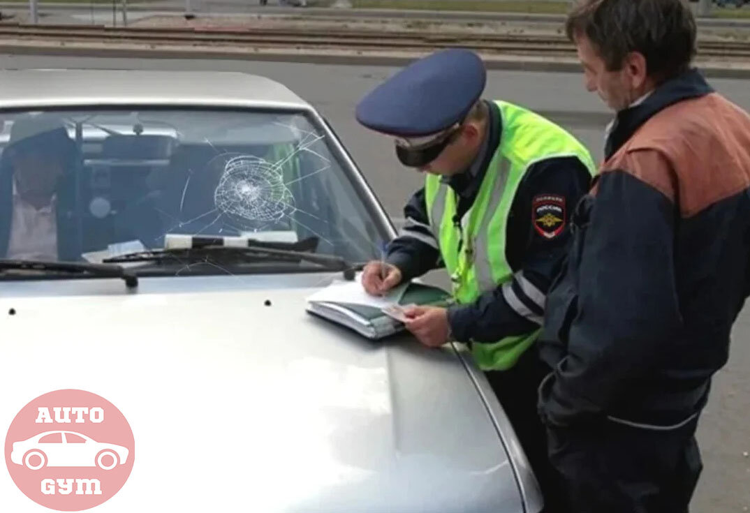 Инспектор ГИБДД выписывает штраф за трещину на стекле.