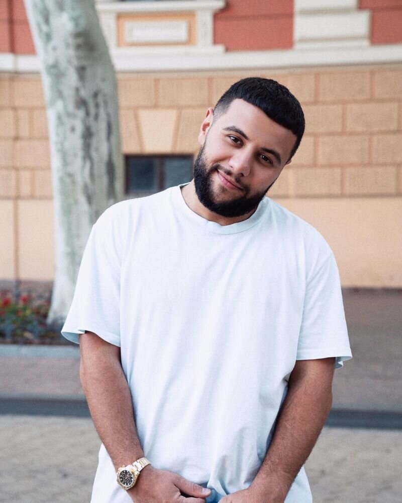 Navai (Наваи) — рэпер, популярный в современном шоу-бизнесе. Теплый, чувственный голос, песни, попадающие в цель, харизма и добродушие сделали певца звездой.