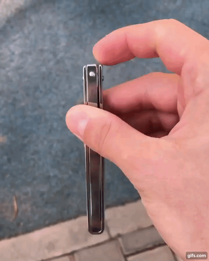 В сложенном виде его можно вполне практично использовать как куботан или явару, не нанося серьезных повреждений напавшей на вас дикой бездомной собаке, или ей подобных. Нож отлично ложиться в руку в сложенном состоянии.