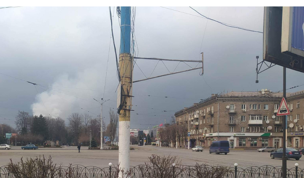 Центр города  Днепродзержинск.( ныне Каменское). Даже столбы  выкрашены в желто-голубой цвет.
