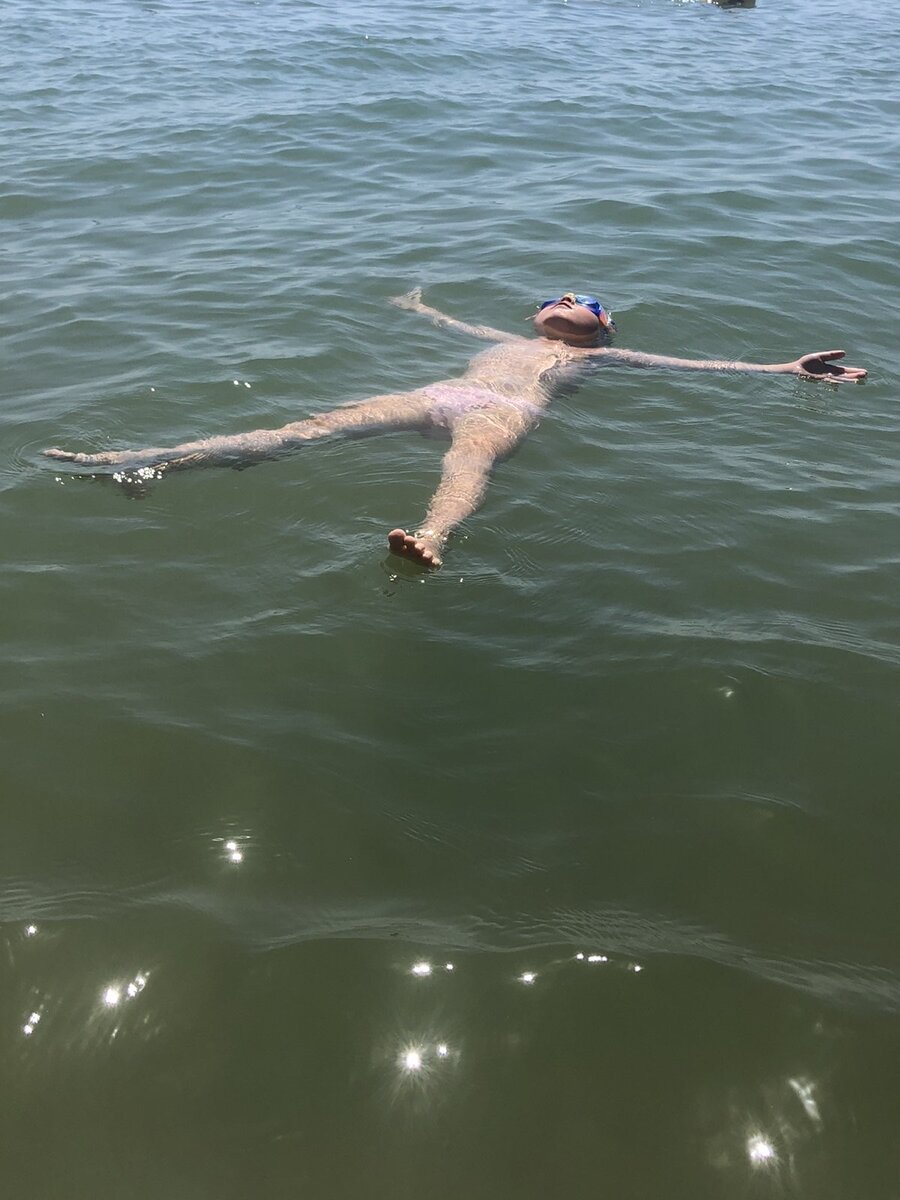 И вот когда я уже собиралась быстро перекусить в обед и стартовать из дома по своим давно запланированным делам, раздался самый напрягающий звонок.. Из детского сада.. ⠀
- Танечка, здравствуйте. У Полины тут температура поднялась до 38,5.. Нурофен даем?
От же ж… подумалось мне совсем не в литературном ключе..
⠀
- Да. Спасибо. Сейчас буду.
⠀
5 минут, чтоб быстро обзвонить тех, куда я собиралась в тот день по делам.. и по дороге в сад написать тем, где у меня на следующий день назначены были встречи.. Ибо 38,5 явно не предвещали, что все закончится быстро и, как поется у Zivert, «безболезненно»..
Прибежав в сад и позвонив воспитателю, я впала в легкий ступор ибо:
⠀
- Ой, вы знаете у нее уже 39, но Полина попросила покушать (был как раз обед)..она как поест, я тогда ее к вам отправлю..
⠀
Так-то у нас дите вообще тот еще едок в принципе.. пол тарелки супа на обед- уже успех..а при температуре 39.. я тихо присела на лавочку и стала обдумывать, насколько все серьезно..
Через какое-то время дите мне таки выдали.. по виду на 39 явно не тянула.. но полученные ожоги руки от прикосновения к ее лбу, подтверждали цифры градусника..
Дневной сон дома под нурофен прошел тихо и мокро.. Дите встала как после купания и бодро попросила мороженное.. После драматических торгов сошлись на десерте вместо мороженного..
⠀
Дите, прочувствовал привилегированность положения, стала выклянчивать мультик и на все вопросы о самочувствии отвечала, что все прекрасно, но вот лоб горячий и очень бы хотелось приложить к нему льда..она уже понеслась (да-да, прям бегом) к морозилке, чтобы реализовать эту чудесную (как ей казалось) мысль, но была остановлена ничего не понимающей мною.. 
сошлись на мокром компрессе на лоб..
я ничего не могла понять.. 39.6- повод для легкого панического материнского беспокойства.. с другой- кроме температуры никаких других симптомов.. при этом дите ни на какие болевые ощущения не жалуется.. и при всем ее малоешничестве ухитрилась при такой температуре поужинать (по собственной инициативе!!!) и затоптать тарелку порезанных фруктов (из двух нектаринов и одного яблока), чем окончательно вогнала меня в ступор недоумения..
После моих дотошных вопросов о самочувствии и размышлений, что это за северный олень вирус такой, было принято волевое решение жаропонижающее пока не давать и укладываться в ночь..
⠀
После тихой спокойной сонной ночи дите встало огурцом с 36,6.. и я обалдела еще больше..
А вечером мне написала мама мальчика из нашей группы с вопросами, как там протекает наше все ибо у ее сына тоже поднялась температура и хотелось бы знать, чего ожидать..
Как бы я хотела знать, чего ожидать!)) одни сплошные загадки..
Утром мы снова списались и состояния детей были как под копирку.. 2 огурца с 36,6 после почти 40 накануне..
Вирус-морок.. не иначе..
⠀
В моем личном хит-параде вирусу был присвоен статус «тактично-деликатный»..
⠀
Если бы вирусы умели говорить, мне кажется у нас мог бы состояться примерно такой диалог:
⠀
- Так! Вы кто такой и чего нам ждать??
⠀
- Вы не волнуйтесь. Я тут немножко детей вскипячу и быстренько уйду!
⠀
- А что без Вас никак нельзя обойтись??
⠀
- Увы, куда ж от нас деться.. Часть команды- часть корабля..
⠀
- Хмм..Только корону не надевайте))