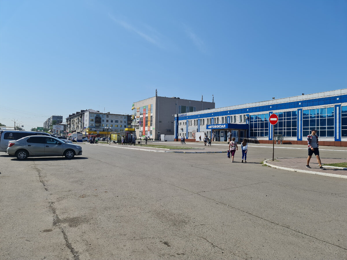 Автовокзал город бийск. Автовокзал города Бийска. Алтай автовокзал. Площадь автовокзала Бийска. Автовокзал Бийск снаружи