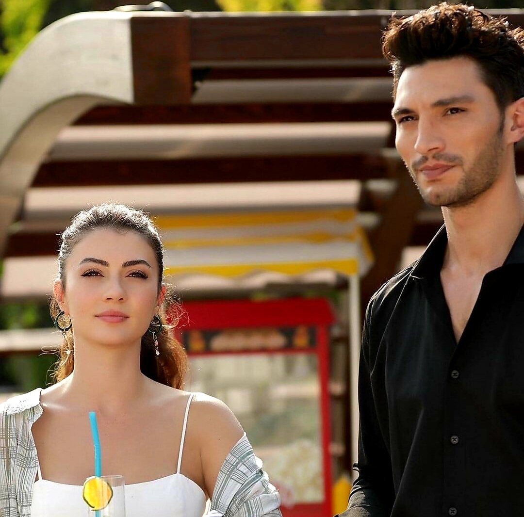 Эсра и Озан - главные герои сериала "Любовь Разум Месть"