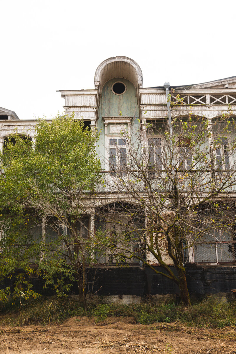 Увидели заброшенный дебаркадер в дельте Волги. Оказалось, это бывший ...