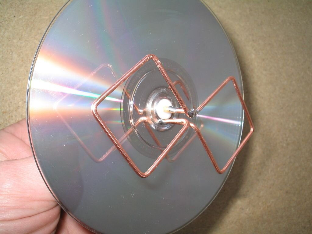 Оригинальную самоделку я уже давно выкинул, но была примерно такая вот конструкция. Источник изображения: https://mobile-1s.ru/wp-content/uploads/5/5/f/55ffe6b42470e7d422f7c1877470cf77.jpg