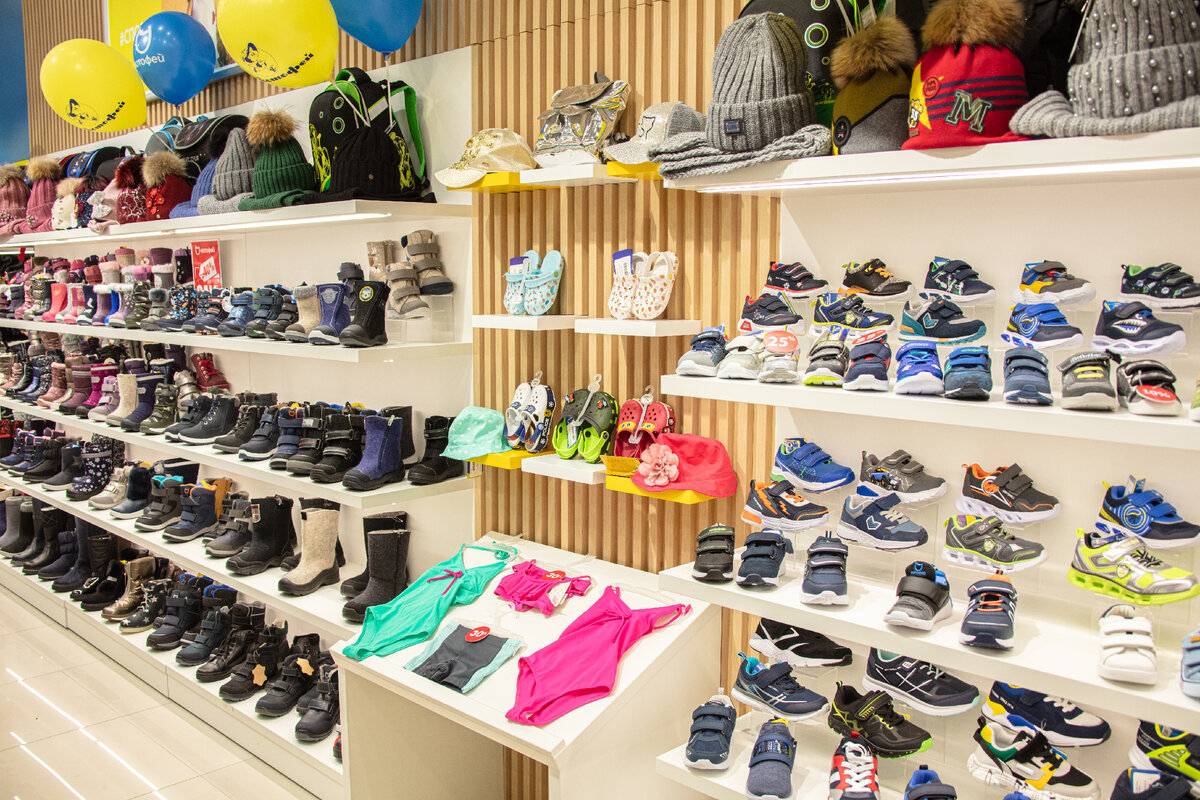 В ассортименте магазинов «Котофей» есть обувь от 17 до 46 размера на все сезоны и случаи жизни, а еще модные аксессуары, белье, купальники и верхняя одежда