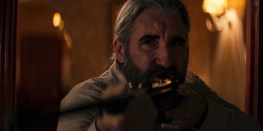 Самое узнаваемое лицо в касте «Парней из адского округа» принадлежит британскому актёру Джону Линчу 