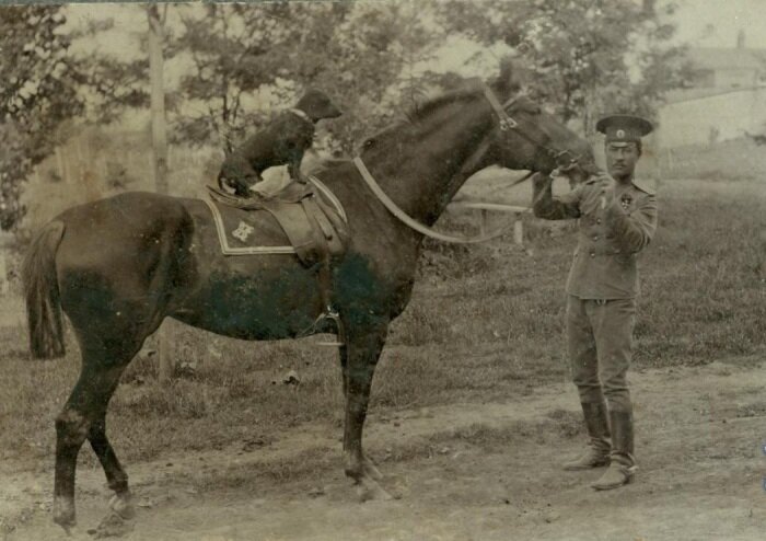 Валентин стал военным, пойдя по стопам отца. /Фото: kekc.news