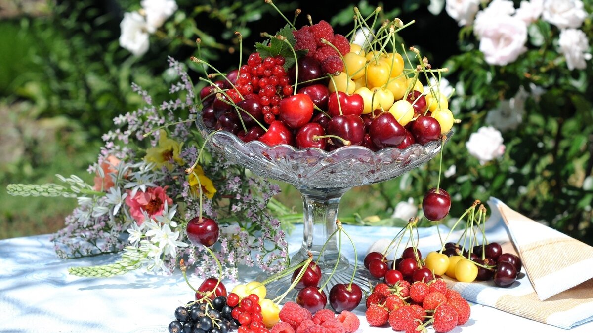 https://na-dache.pro/dachnye-foto/49053-cvety-i-jagody-45-foto.html