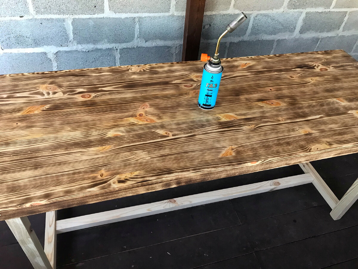 Столешницу обжог газовой горелкой и покрыл на три слоя акриловым лаком