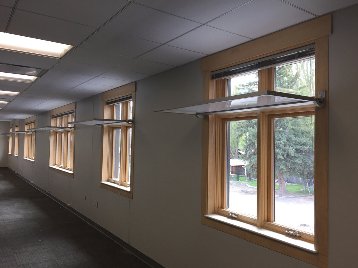 Световая полка над окном