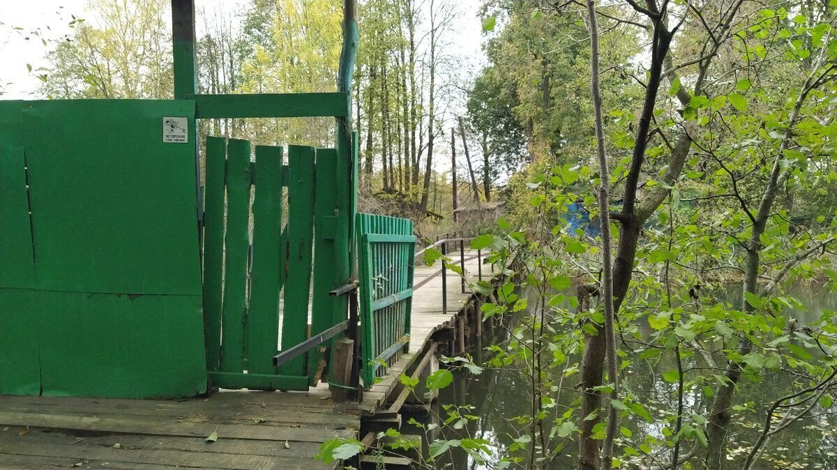 Вот такие ворота преграждают путь на остров, фото с сайта https://pulse.mail.ru/article/zagadochnyj-obitaemyj-ostrov-na-severe-peterburga-4302518125809220075-1483562034014659112/