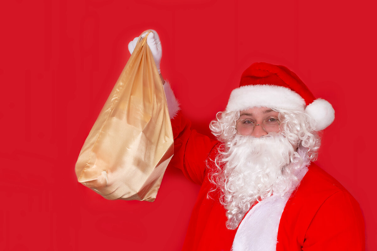 С мешком подарков.