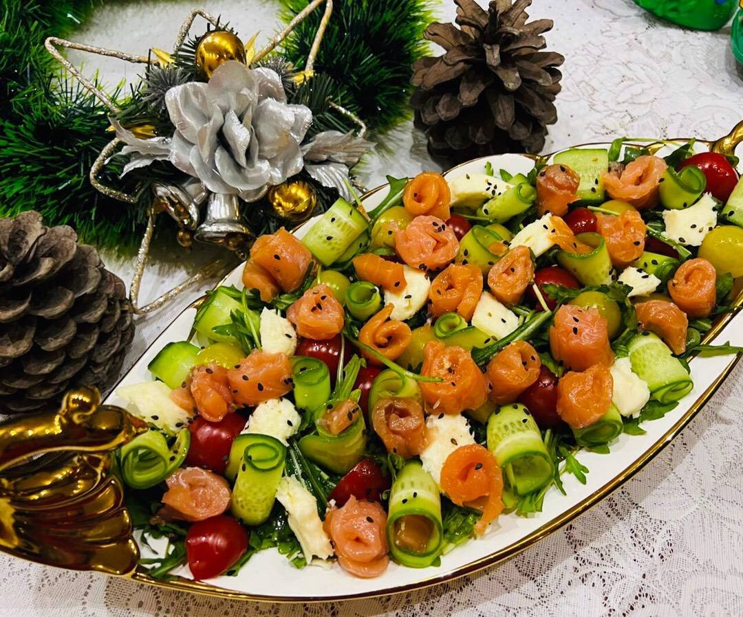 Новогодний салат с лососем