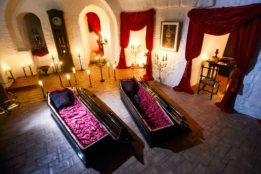 Смешно наблюдать, как вы фотографируете наши кроватки, когда мы стоИм за вашими спинами