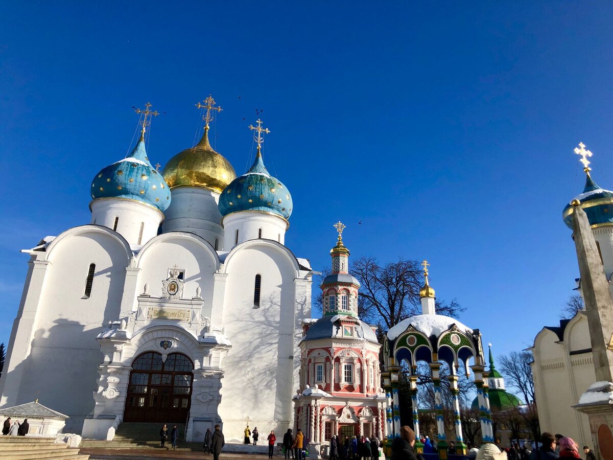 Главная площадь монастыря.