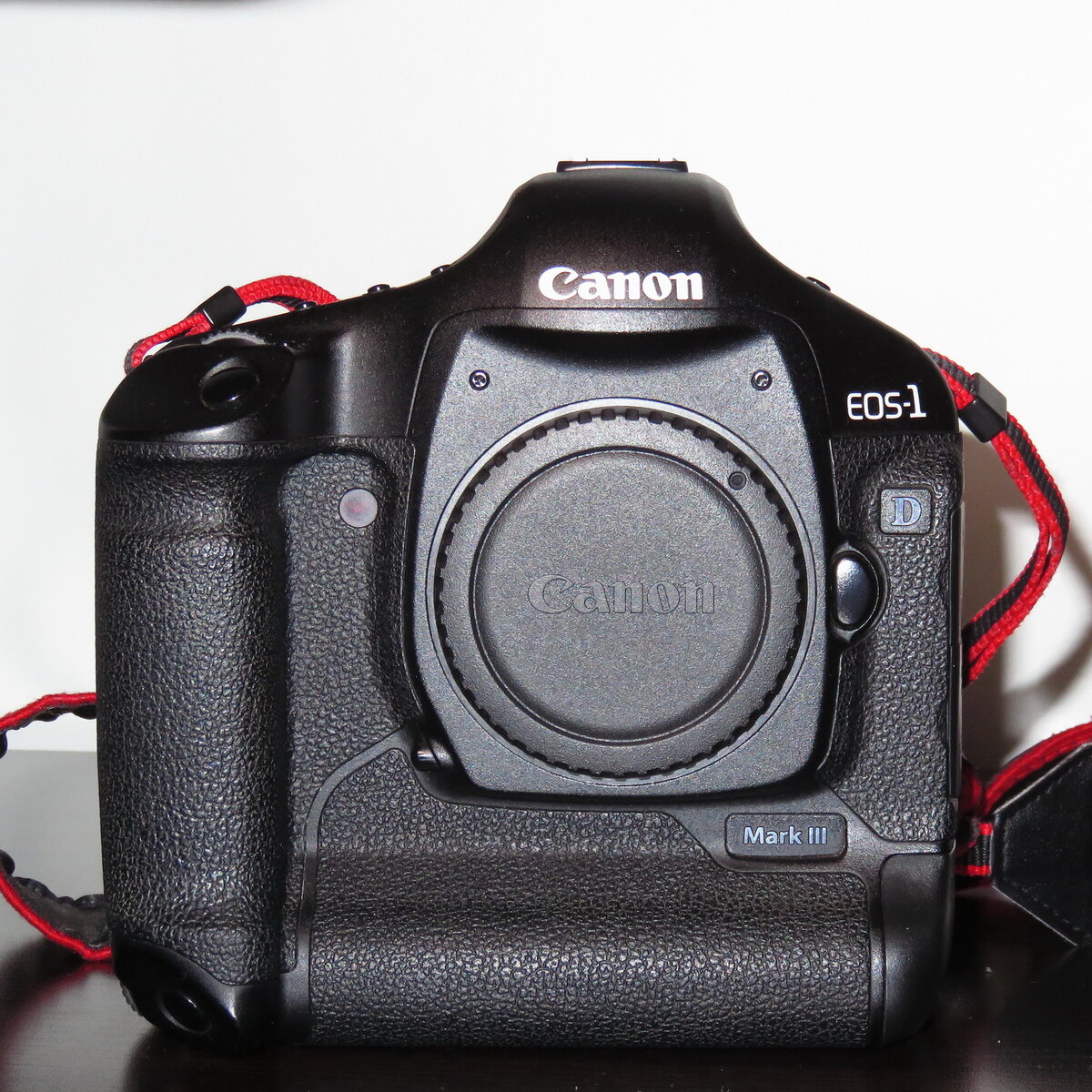 Монолит Canon 1D Mark III - профессионал из 2007 года