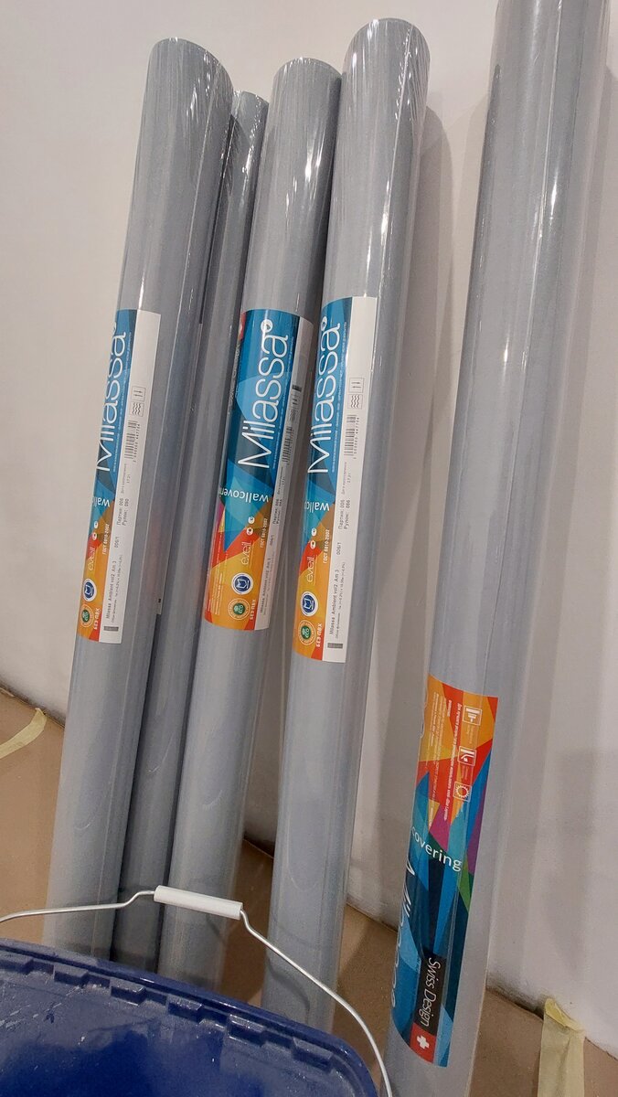 Обои как обои. Комнат много ,только цвета самих обоев разные.