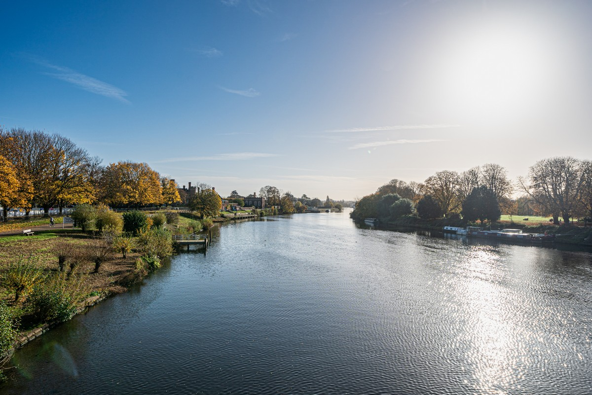 Вид на Темзу близ Hampton Court Park в сентябре